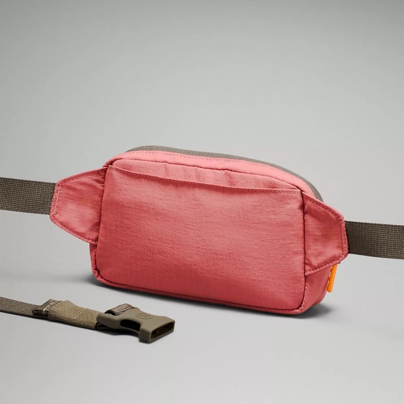 🆕 .7L BRIER ROSE - NWT lululemon mini belt bag - Picture 13 of 15